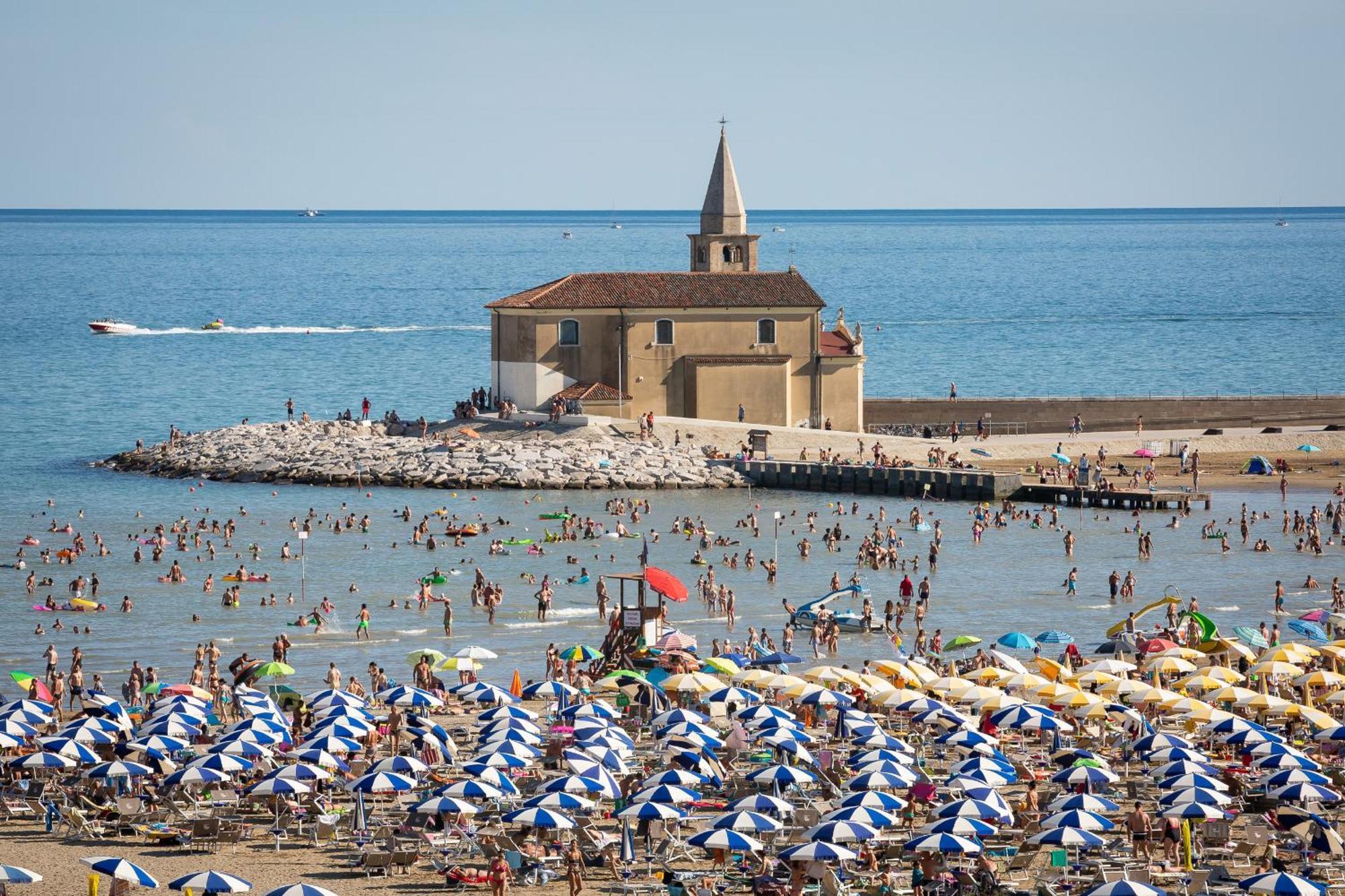 Ferrari Apartments Ponente Caorle Buitenkant foto
